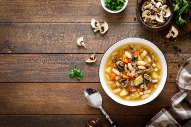 Böbrek fasulyeli mantar çorbası, patates ve havuç. Üst görünüm, alanı kopyala