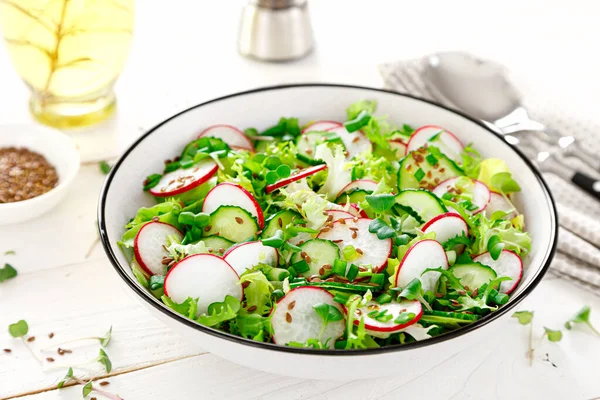 Rädisa Och Gurksallad Med Sallad Och Färsk Grön Lök — Stockfoto