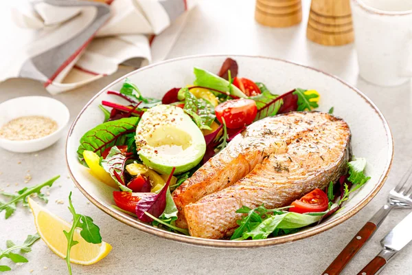 Bife Peixe Salmão Grelhado Abacate Salada Legumes Frescos Com Tomate — Fotografia de Stock