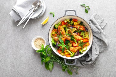 Sebzelerle pişirilmiş tavuk bacağı. Üst görünüm