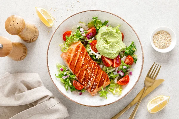 Filé Peixe Salmão Grelhado Salada Tomate Vegetal Alface Verde Fresca — Fotografia de Stock