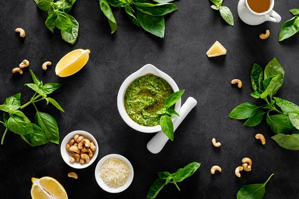 Pesto Grünkohl Mit Zutat Zum Kochen Auf Dem Heimischen Küchentisch — Stockfoto