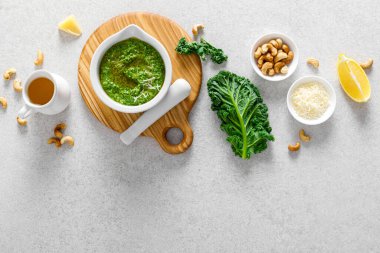 Mutfak masasında yemek pişirmek için malzemeli pesto lahanası. Üst görünüm