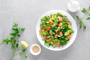 Yeşil marullu karides salatası, salatalık ve avokado, limon suyu ile giyinmiş, sağlıklı ve lezzetli yiyecekler,