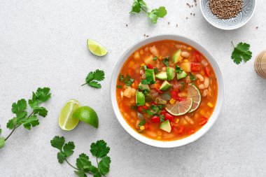 Meksika baharatlı avokado fasulyesi, domatesli sebze çorbası. Sağlıklı vejetaryen yemeği. Üst görünüm