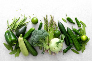 Yeşil sebze. Taze yeşil ürün. Sağlıklı vejetaryen gıda konsepti. Düz yatıyordu. Üst alt görünüm