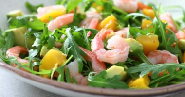 Roka, mango ve avokadoyla karides salatası. Sağlıklı gıda konsepti.