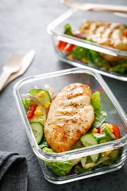 Beslenme çantalarında ızgara tavuk göğsü ve taze sebze salatası.