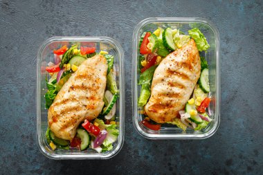 Beslenme çantalarında ızgara tavuk göğsü ve taze sebze salatası.