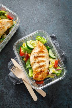 Beslenme çantalarında ızgara tavuk göğsü ve taze sebze salatası.