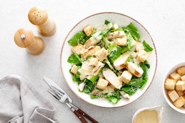 Parmesan peynirli Sezar salatası, kızarmış tavuk eti ve kızarmış ekmek.