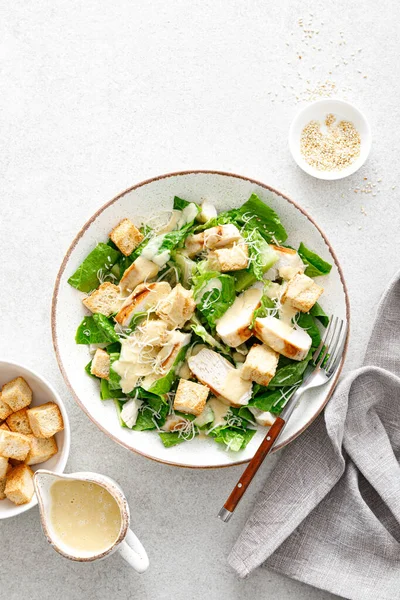 Salada Caesar Com Queijo Parmesão Carne Frango Grelhada Croutons — Fotografia de Stock