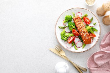 Somon balığı fileto ızgara ve turplu sebze salatası, domates, yeşil biber, brokoli ve kuşkonmaz..