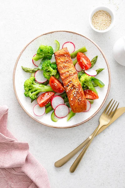 Filé Peixe Salmão Salada Grelhada Vegetal Com Rabanete Tomate Pimenta — Fotografia de Stock