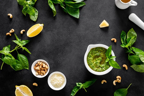 Pesto Basilicum Met Ingrediënt Voor Koken Zwarte Achtergrond Bovenaanzicht — Stockfoto