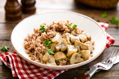 Mantar karabuğday lapası ve taze maydanoz.