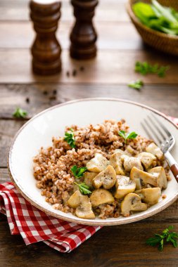 Mantar karabuğday lapası ve taze maydanoz.