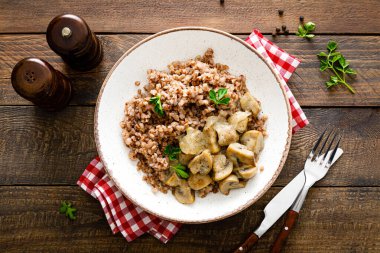 Mantar karabuğday lapası ve taze maydanoz.
