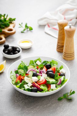 Taze sebze salatası, marul, zeytin ve peynir.