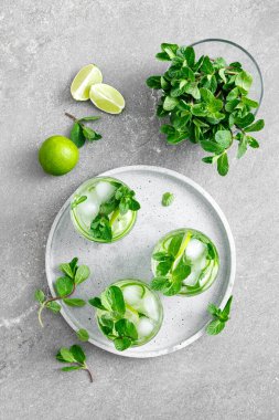 Nane, kireç ve salatalık ferahlatıcı buzlu, hafif moktail kokteyli.