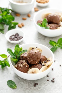 Çukulata ve muz meyveli dondurma, fındıklı ve kâseli.