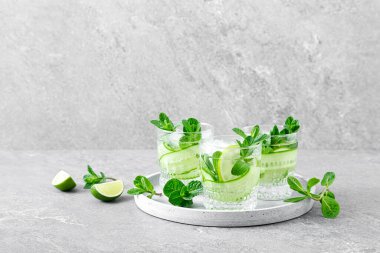 Nane, kireç ve salatalık ferahlatıcı buzlu, hafif moktail kokteyli.