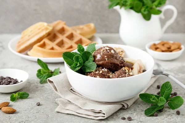 Helado Frutas Chocolate Plátano Con Almendras Servidas Tazones — Foto de Stock