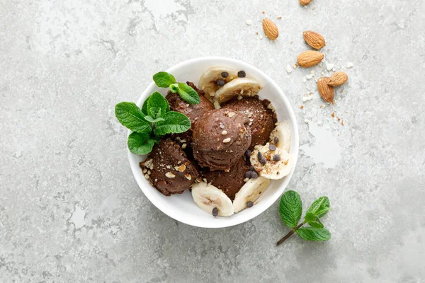 Helado Frutas Chocolate Plátano Con Almendras Servidas Tazones Vista Superior — Foto de Stock