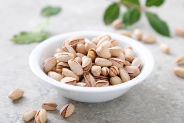 Fıstıklı bir kâse, ön manzara