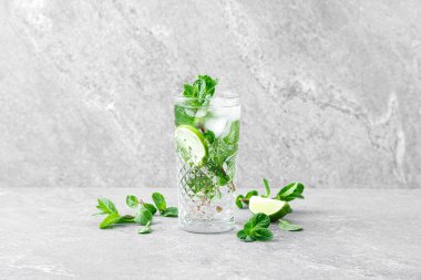 Naneli ve limonlu mojito kokteyli buzlu, limonlu limonlu içecek.
