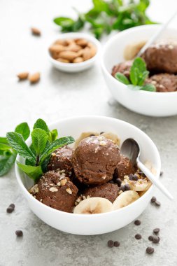 Çukulata ve muz meyveli dondurma, fındıklı ve kâseli.