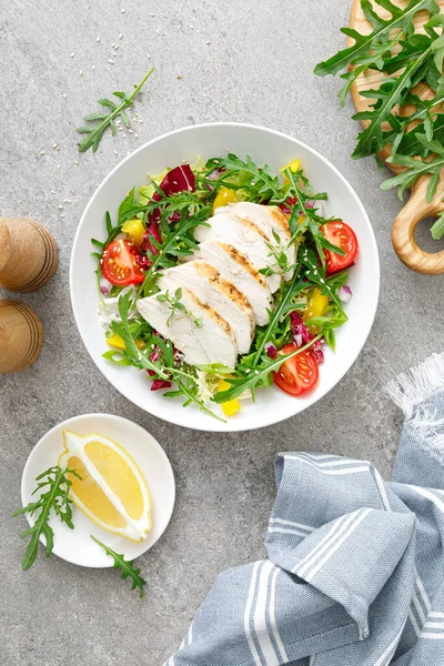 Salada Peito Frango Salada Legumes Frescos Com Tomate Pimenta Rúcula — Fotografia de Stock