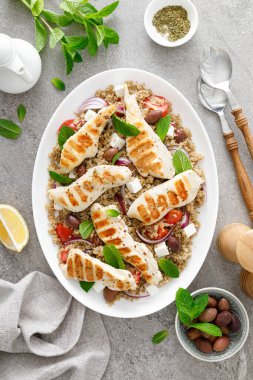 Izgara tavuk göğsü ve kinoalı Yunan salatası.