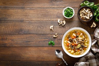 Böbrek fasulyeli mantar çorbası, patates ve havuç. Üst görünüm, alanı kopyala