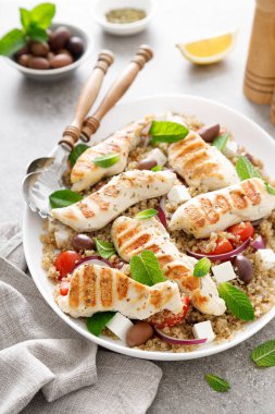 Izgara tavuk göğsü ve kinoalı Yunan salatası.