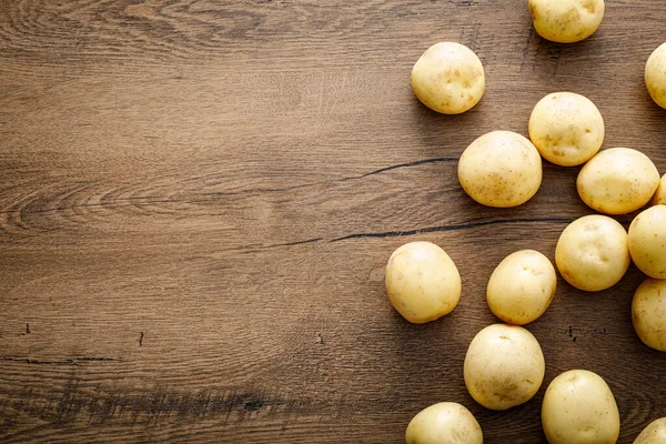 Potatis Träbord Skörd Potatis Bakgrund Ovanifrån — Stockfoto