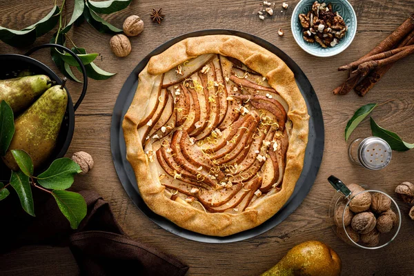 Birnengalette Mit Walnüssen Zimt Und Zitronenschale Herbstfruchtkuchen Mit Nüssen — Stockfoto