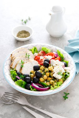 Tavuk göğsü ızgara ve nohut ve peynirli Yunan salatası.