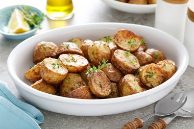 Kekikle pişirilmiş patates parçaları.