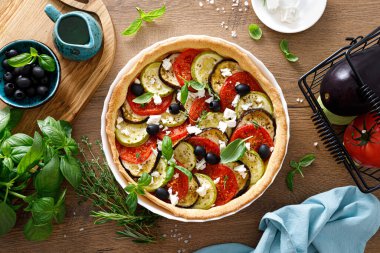 Kabaklı sebzeli tart, patlıcan, domates, zeytin ve peynir.