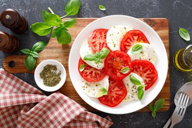 Taze domatesli Caprese Salatası, fesleğen ve mozzarella peyniri.