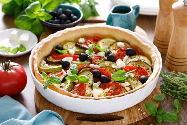 Kabaklı sebzeli tart, patlıcan, domates, zeytin ve peynir.