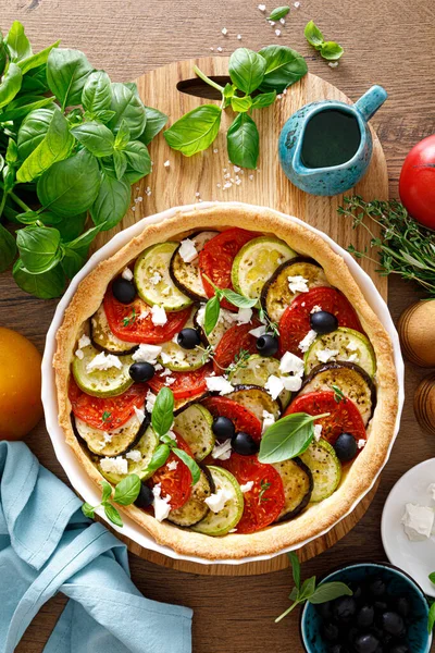 ズッキーニの野菜タルト オーベルジン トマト オリーブとフェタチーズ トップビュー — ストック写真