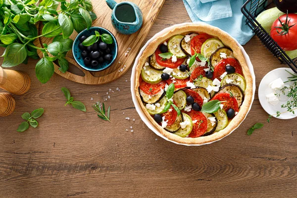 Tarta Verduras Con Calabacín Berenjena Tomate Aceitunas Queso Feta Vista —  Fotos de Stock