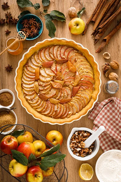 Erntedank Apfelkuchen Mit Frischen Früchten Und Walnüssen Auf Holztisch Draufsicht — Stockfoto