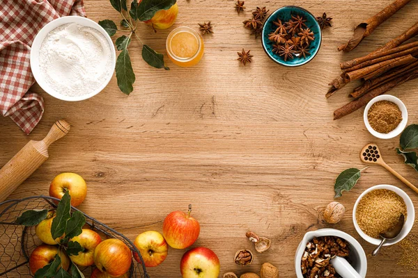 烹饪背景 将新鲜的水果和核桃放在木制桌子上做感恩节的秋季苹果派 尽收眼底 — 图库照片