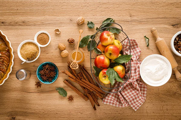 Ingredienser För Matlagning Thanksgiving Höst Äppelpaj Med Färska Frukter Kanel — Stockfoto