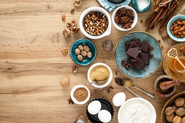 Şükran Günü ya da Noel 'de ahşap masada pişirmek için malzemeler içeren aşçılık geçmişi.