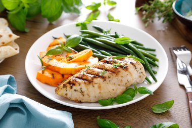 Taze fasulye ve kabakla ızgara tavuk göğsü.