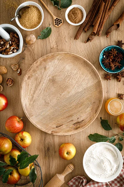 Kulinarischer Hintergrund Kochen Erntedank Apfelkuchen Mit Frischen Früchten Und Walnüssen — Stockfoto